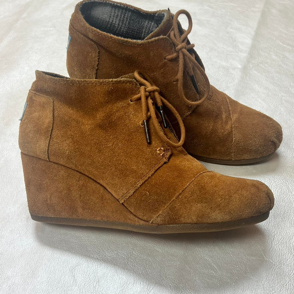 TOMS, Camel color suede wedge ankle boots #boho #preppy #vintage - Picture 4 of 6